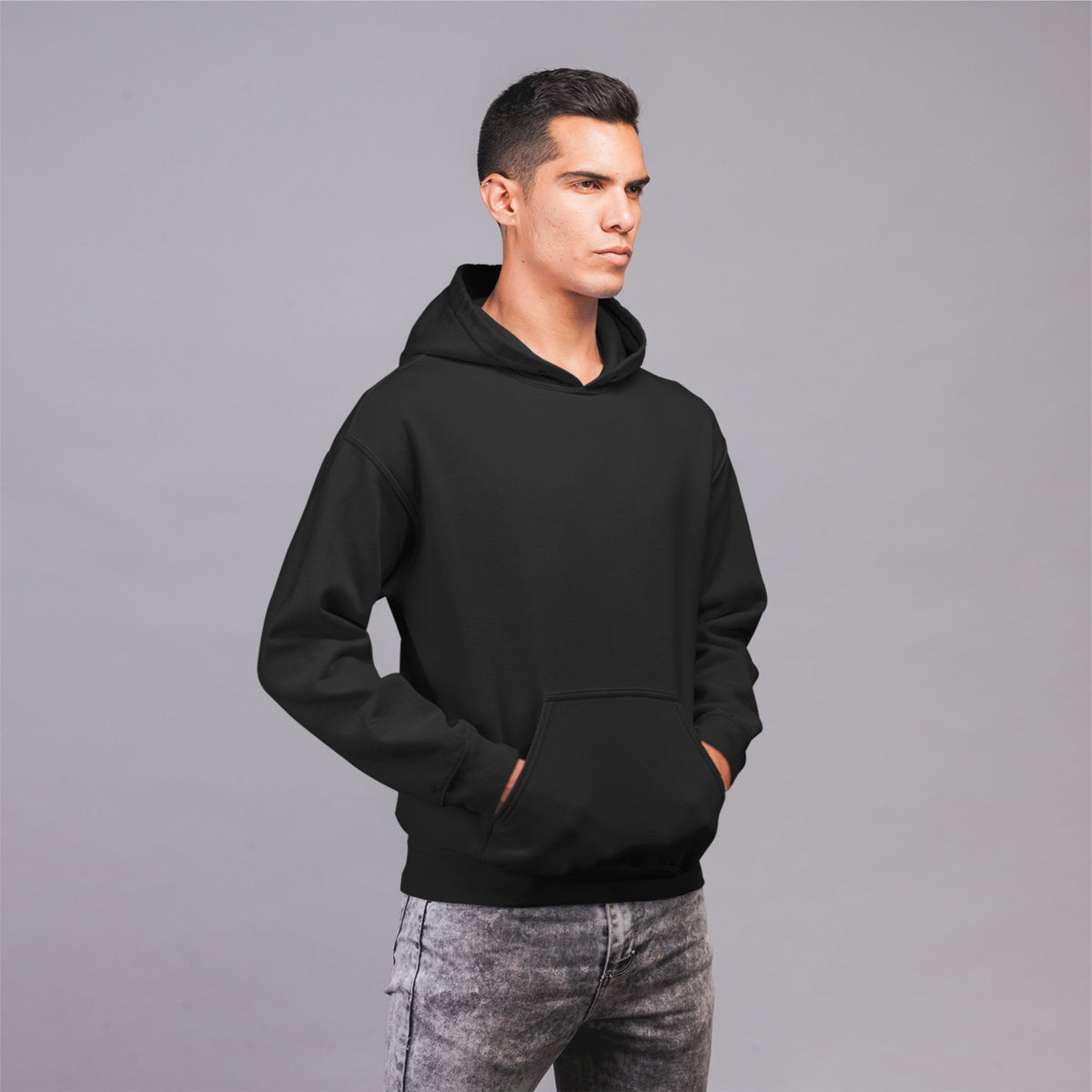 Black oversized hoodie men love! Cropped men’s sweatshirt, ideal for outfits and a wardrobe essential for comfort.