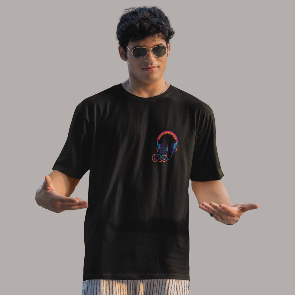 Men’s black oversized t-shirt with a stylish headphone print – a trendy and comfortable choice for casual wear. Shop now!