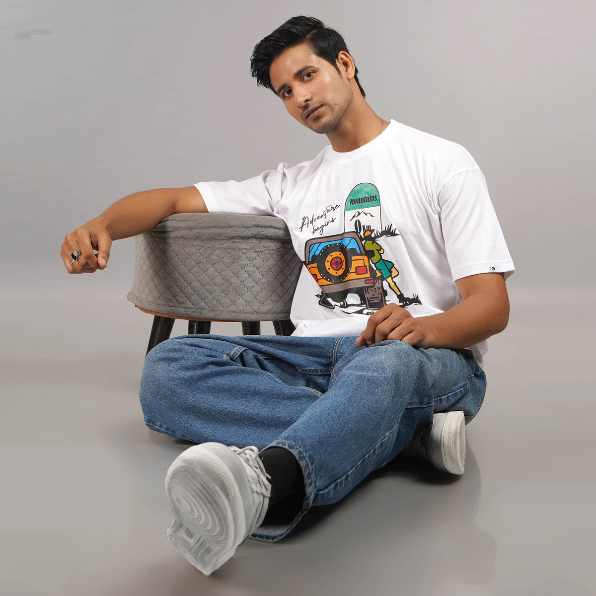 Men’s white oversized t-shirt with a bold Jeep print – perfect for adventure lovers and casual wear. Shop now!