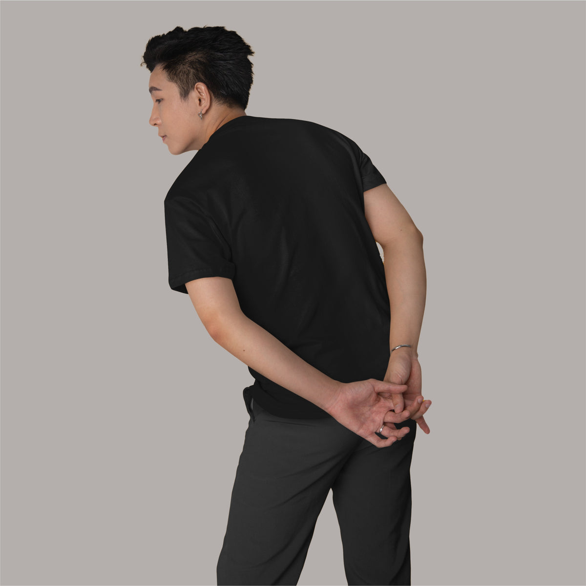 Black Oversized T-Shirt – A wardrobe staple offering comfort and minimalist style.
