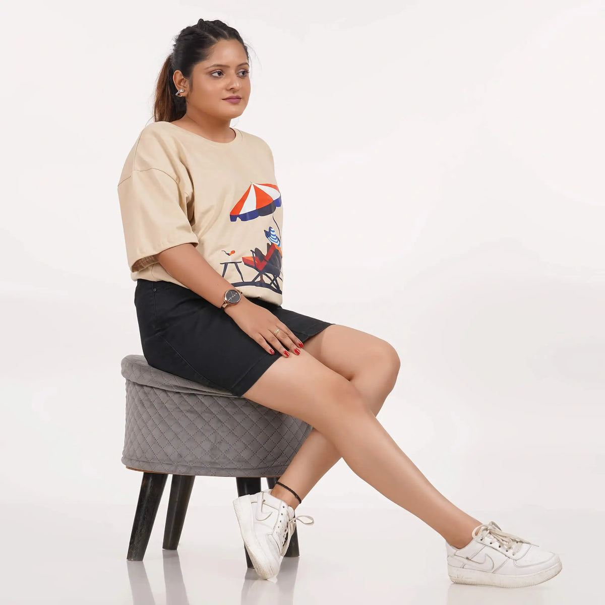 Buy Beige oversized Sun Beach T-shirt, round neck, drop shoulders, 100% cotton with beach print. Buy now.