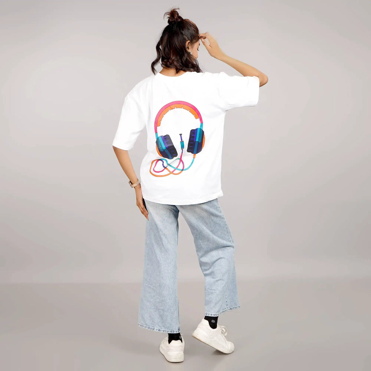 Headphone white T-shirt, oversized fit, cotton print, drop shoulders, round neck, 100% cotton. Buy online.