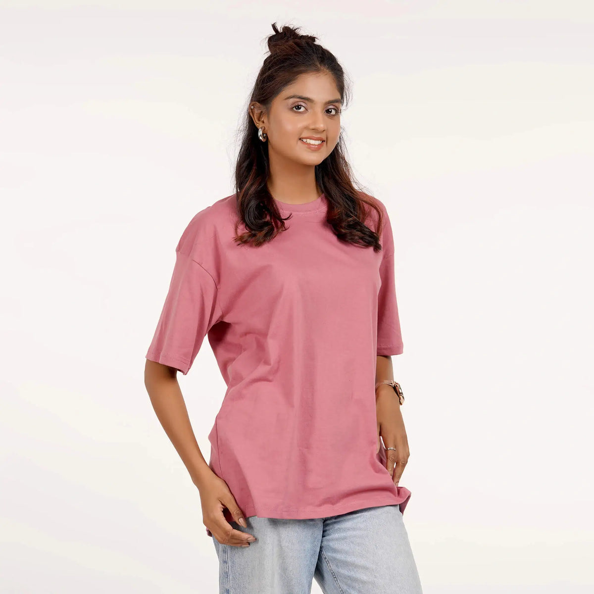 Pink oversized T-shirt for women with drop shoulders and round collar. cotton fabric, perfect for a casual look. Shop online.