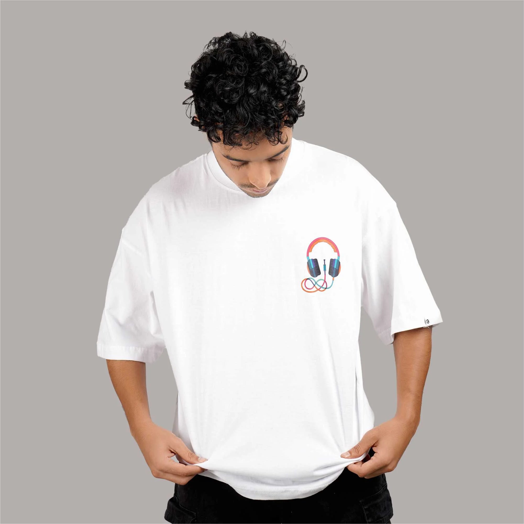 Men’s black oversized t-shirt with a stylish headphone print – a trendy and comfortable choice for casual wear. Shop now!