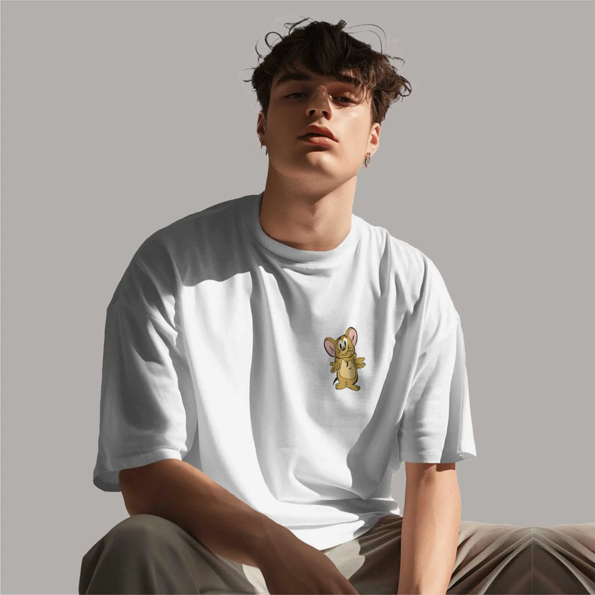 Jerry : Shop online White oversized T-shirt with 'Jerry' graphic print, drop shoulders, round collar, 100% cotton