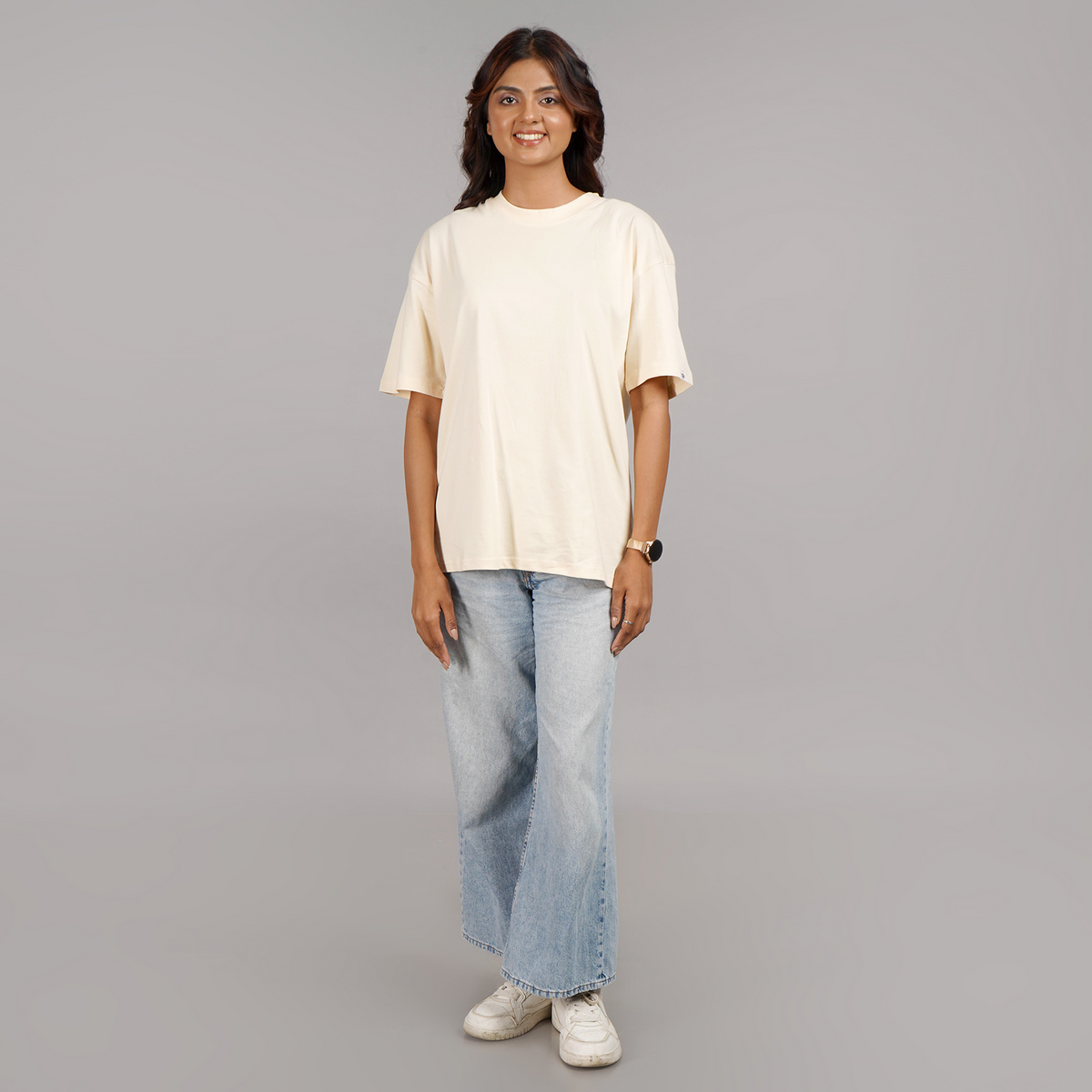 Off-White oversized T-shirt with drop shoulder and graphic print, crafted from 100% cotton. Perfect for casual wear.
