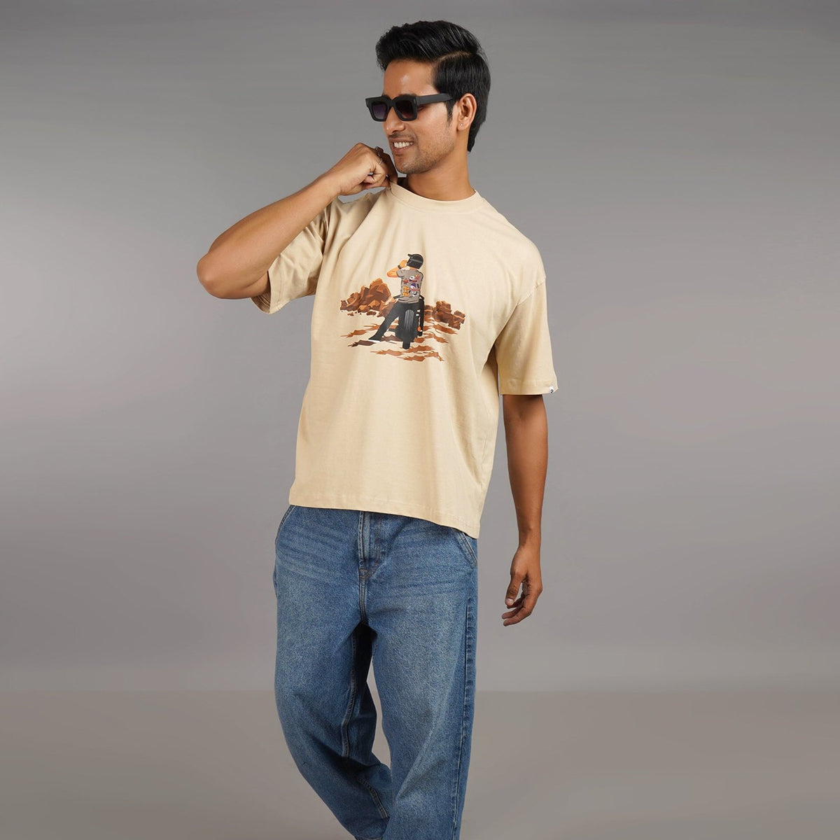 Only Biker oversized t-shirt in beige – a stylish and comfortable choice for motorcycle enthusiasts. Shop now!