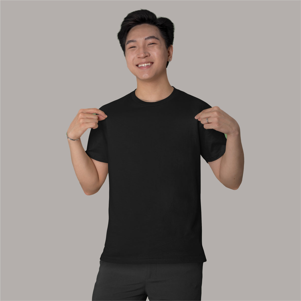 Plain Black Oversized T-Shirt – A stylish essential with a comfortable, relaxed fit.
