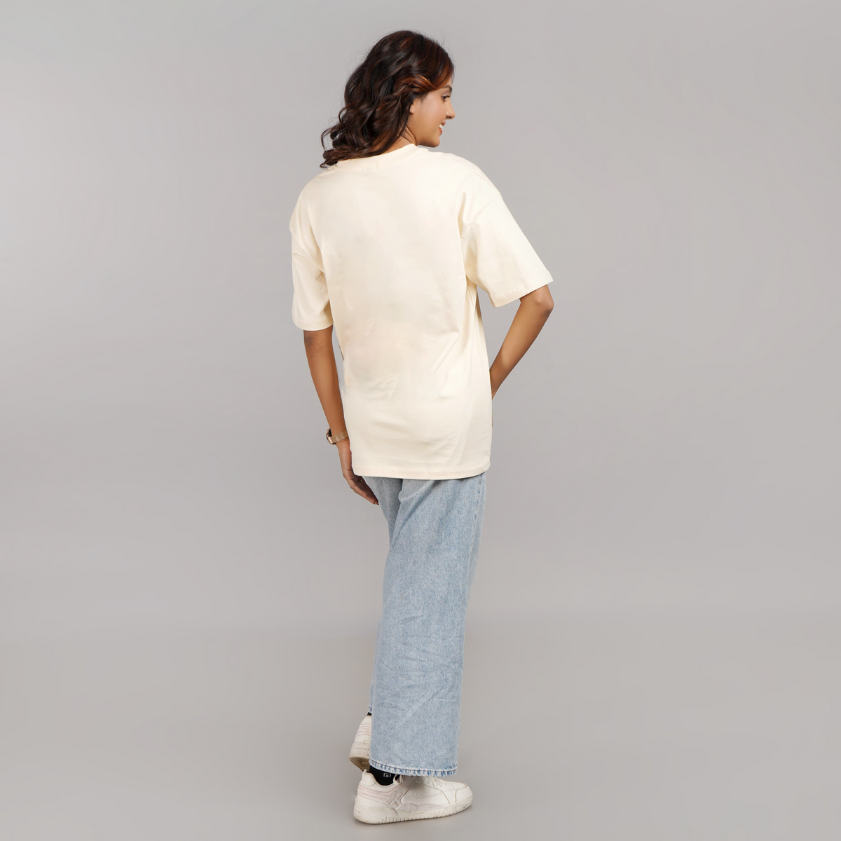 Plain oversized Off-White T-shirt featuring drop shoulders and graphic print, made from 100% cotton for a relaxed fit.
