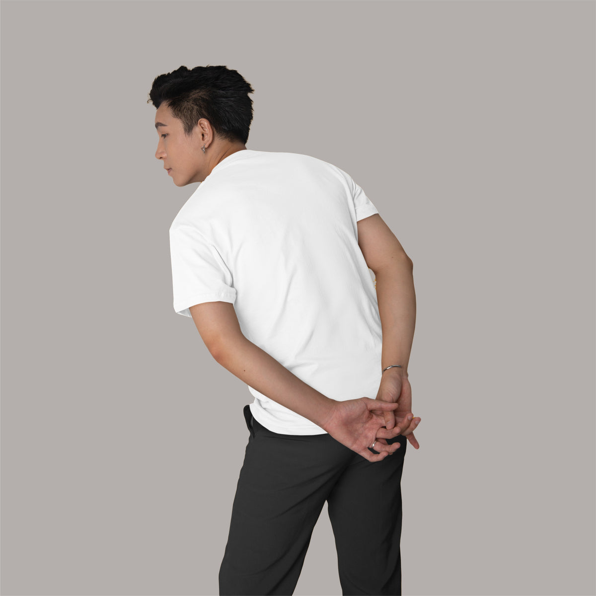 Shop Plain White Oversized T-Shirt – Clean, minimal design perfect for pairing with any casual outfit.