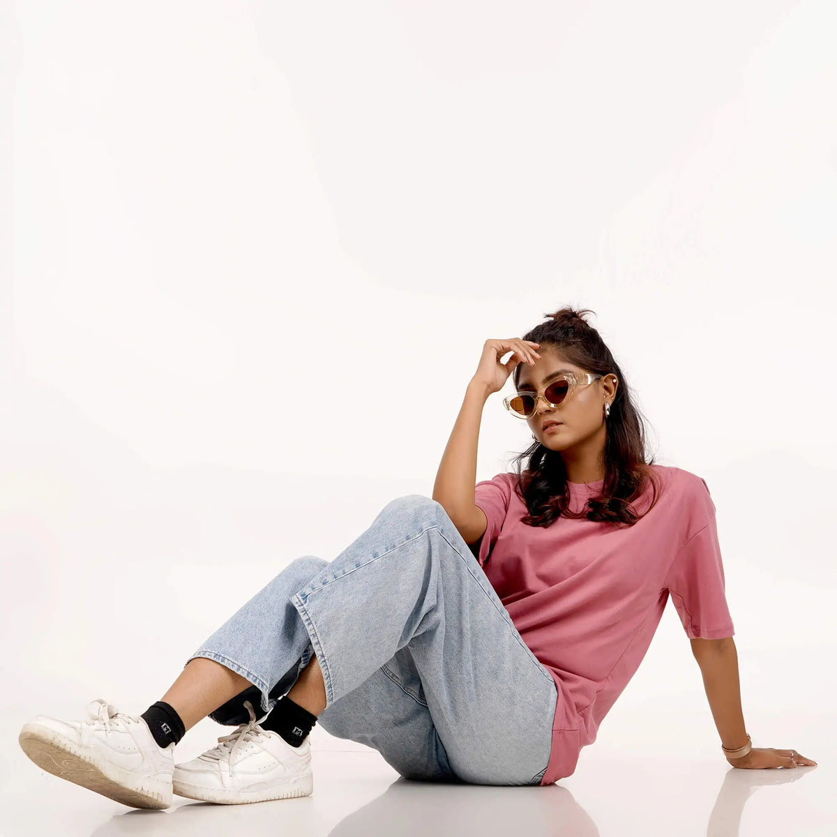 Shop online for a pink oversized T-shirt with drop shoulders and round collar. Made of soft cotton for a laid-back style.