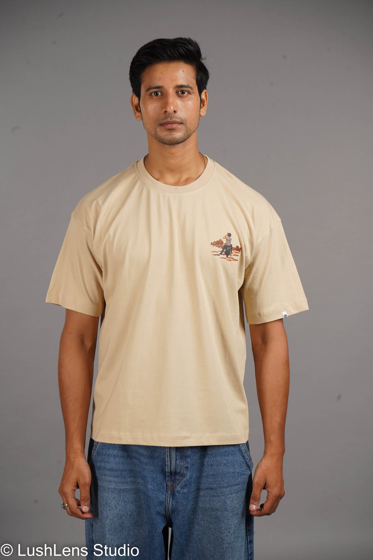 Stay cool in the beige Biker Oversized T-Shirt, a trendy and relaxed option for men and women looking for comfort and style.