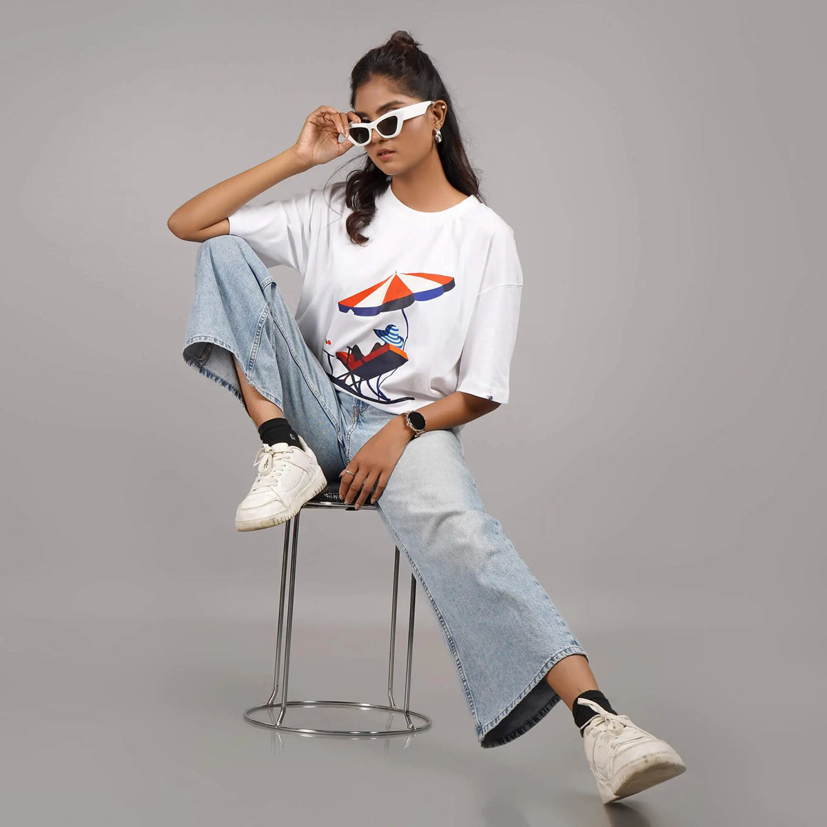 Sun Beach : white oversized T-shirt with 'Sun Beach' graphic, round neck, and drop shoulders. Made of cotton. Buy online today.