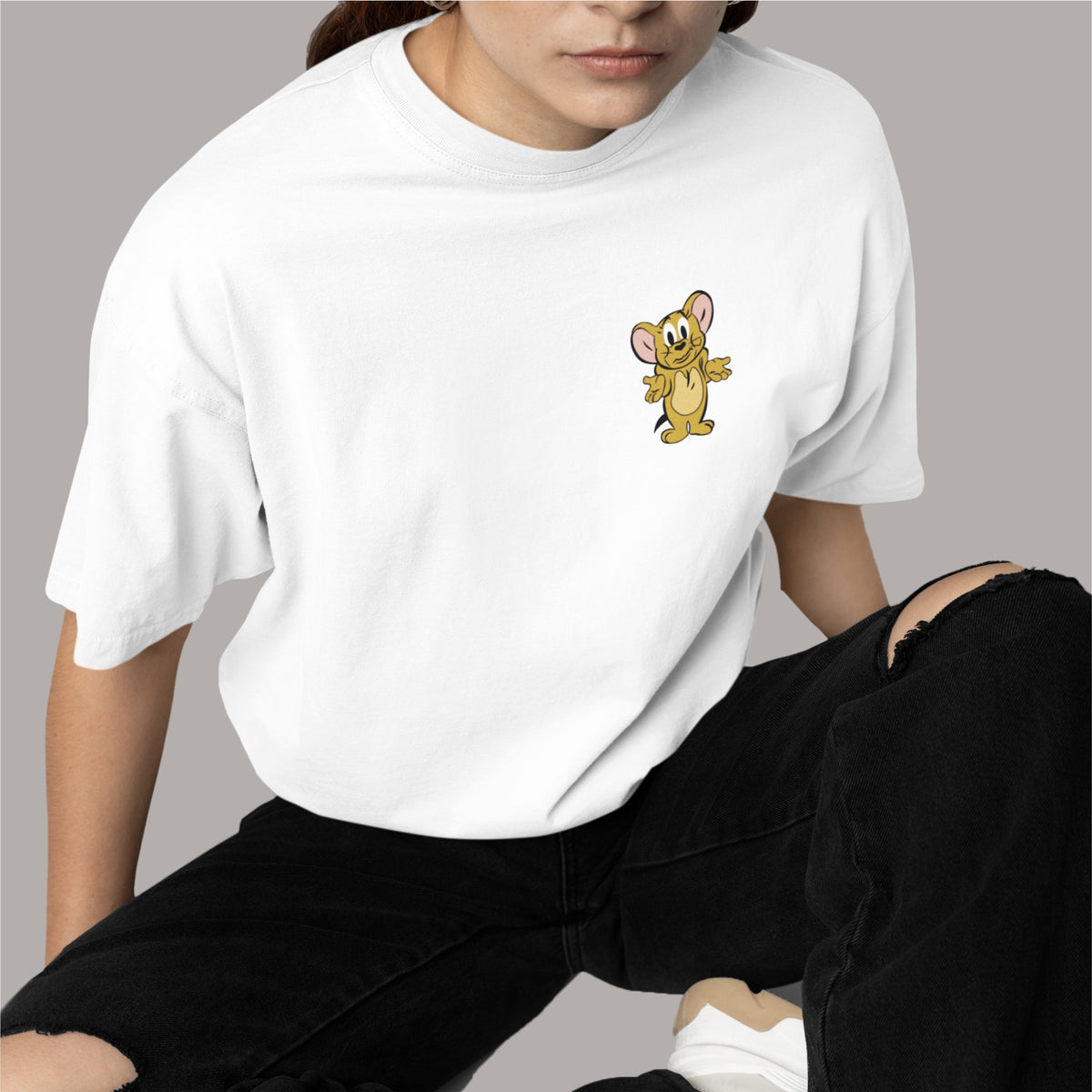 White Jerry Oversized T-Shirt – A comfortable and fashionable white design t-shirt for everyday wear.