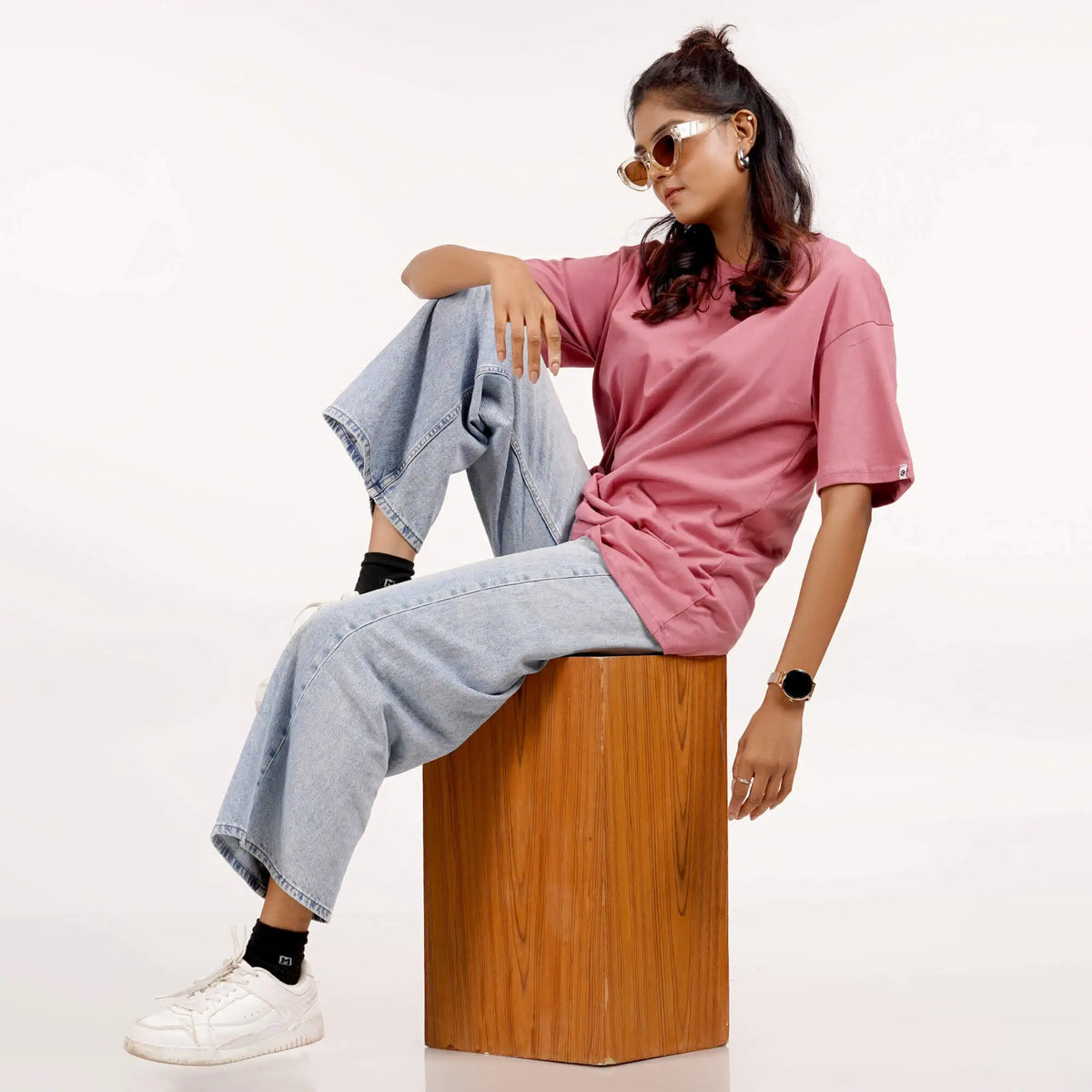 Women’s pink oversized T-shirt featuring a relaxed fit with drop shoulders and a round collar. Made from comfortable cotton.