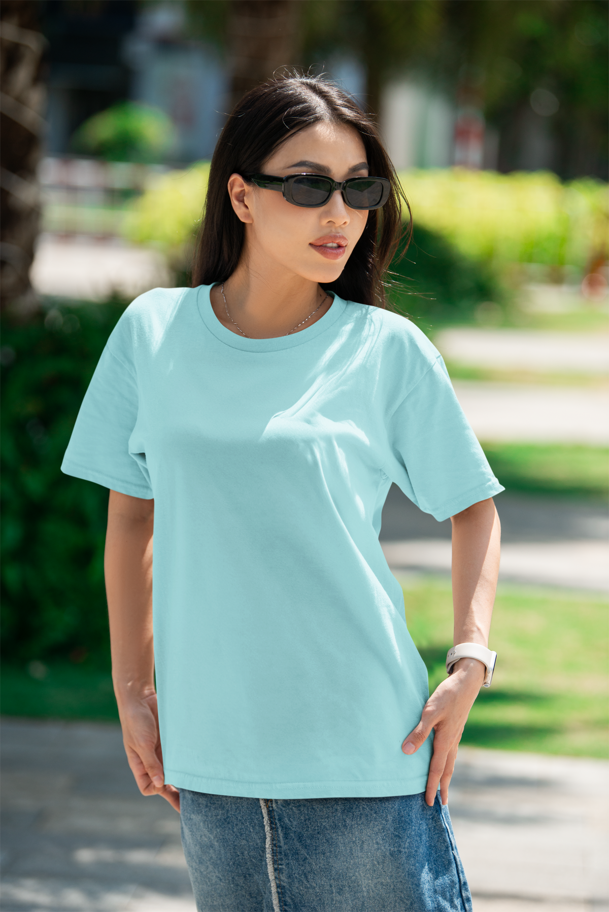 Women’s plain oversized t-shirt in cyan – a stylish and comfortable choice for everyday wear. Grab yours today!