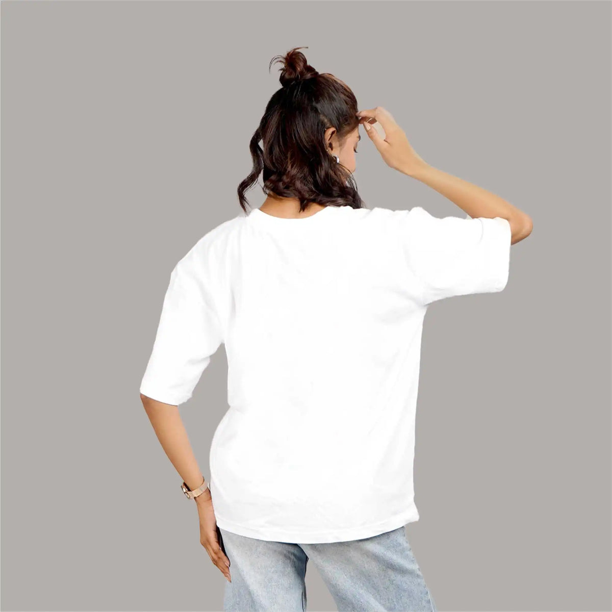 plain white oversized T-shirt for women with drop shoulders and a round collar. Made of cotton for a relaxed style. Shop online for this easy-wear tee