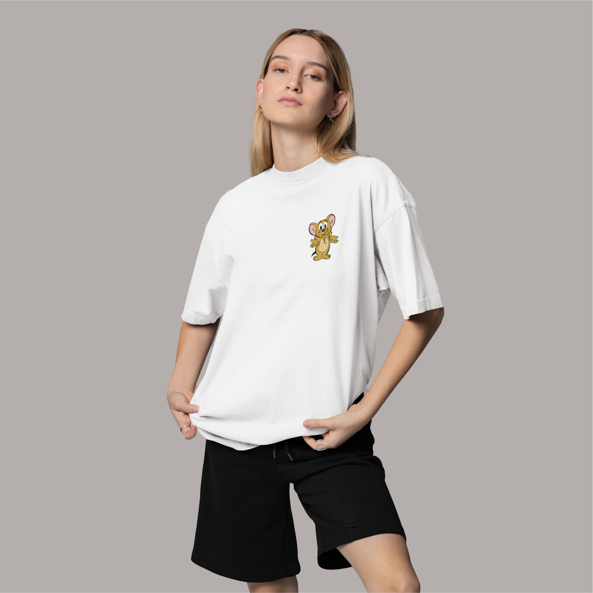 Upgrade your wardrobe with a women’s oversized Tom & Jerry t-shirt in white. A playful and cozy must-have for cartoon lovers!