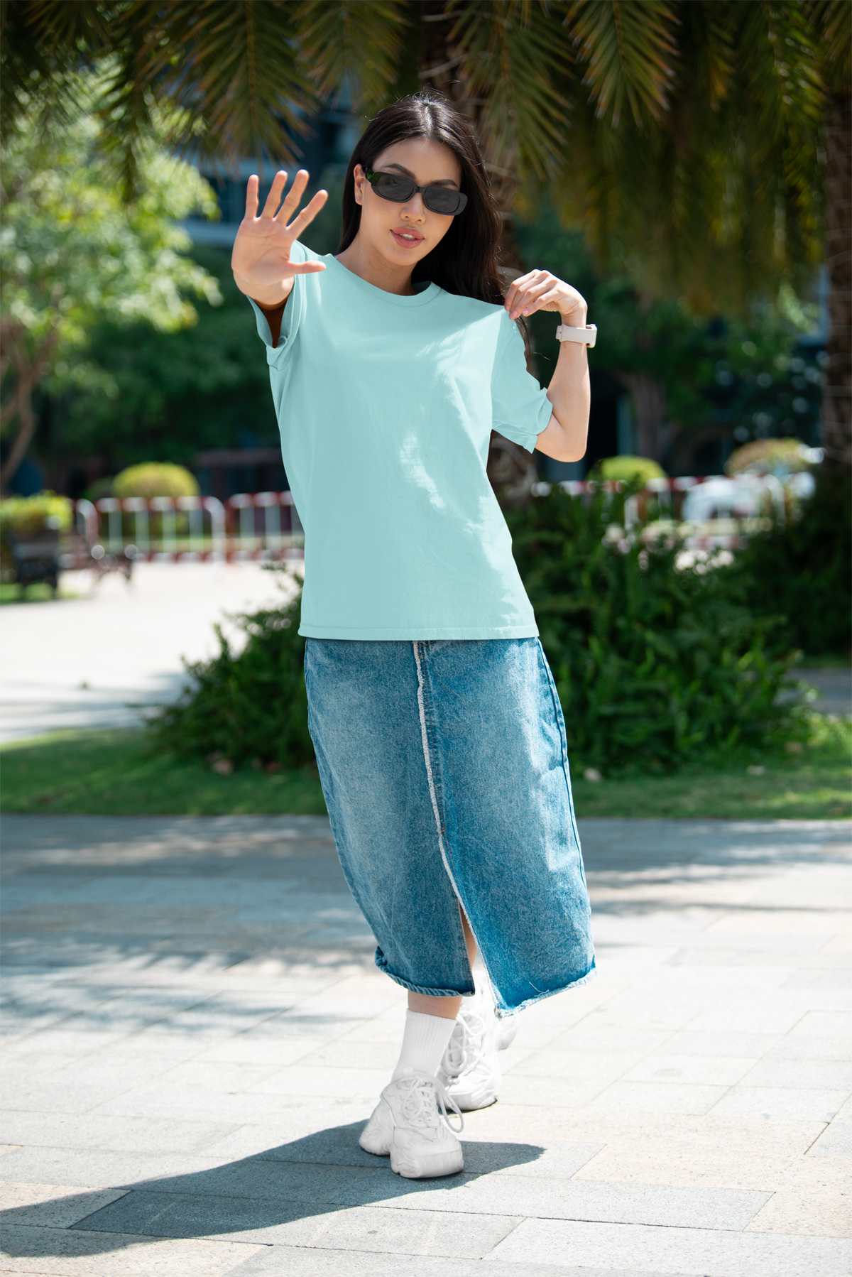 Upgrade your wardrobe with a women’s plain oversized t-shirt in cyan. A must-have for effortless style and comfort!